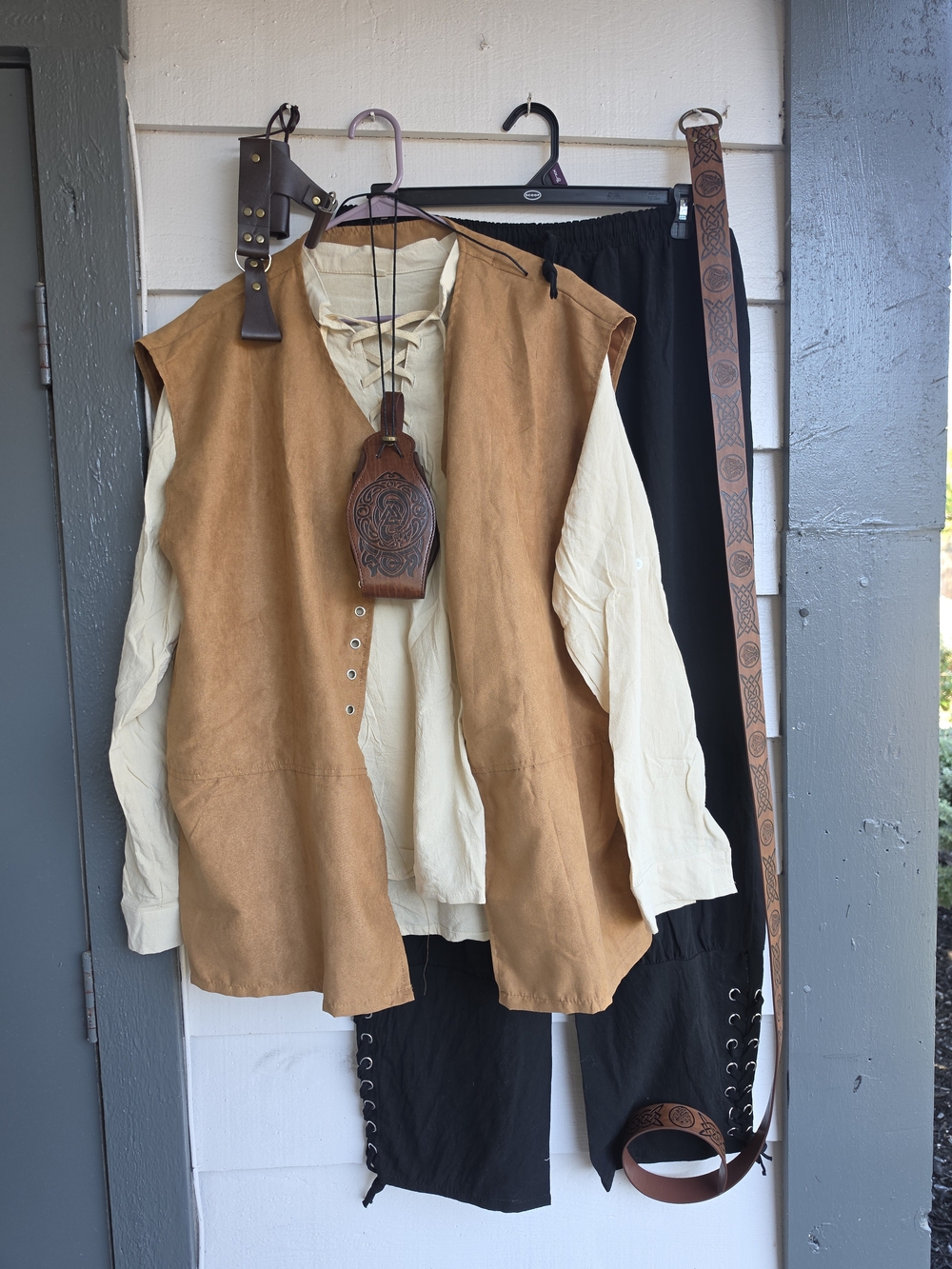 Men's Renaissance Faire Medieval Viking Costume Set - Tunic, Belt, Bracers/pouch
